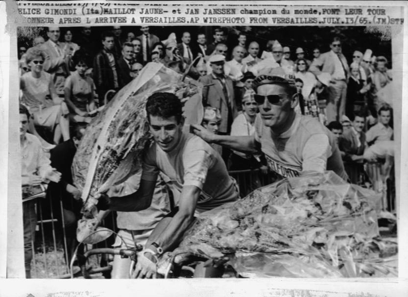 Felice Gimondi durante il giro d&#39;onore al Parco dei Principi festeggia la sorprendente vittoria del Tour 1965